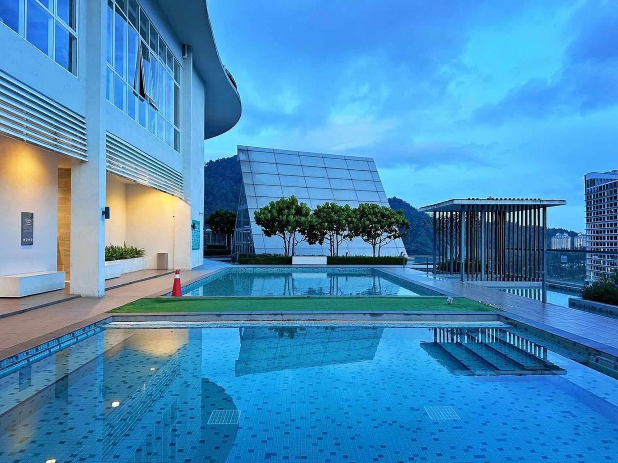 스위스-가든 호텔 앤 레지던스 겐팅 하이랜드 겐팅 하일랜드 외부 사진 The swimming pool at the rooftop of the hotel